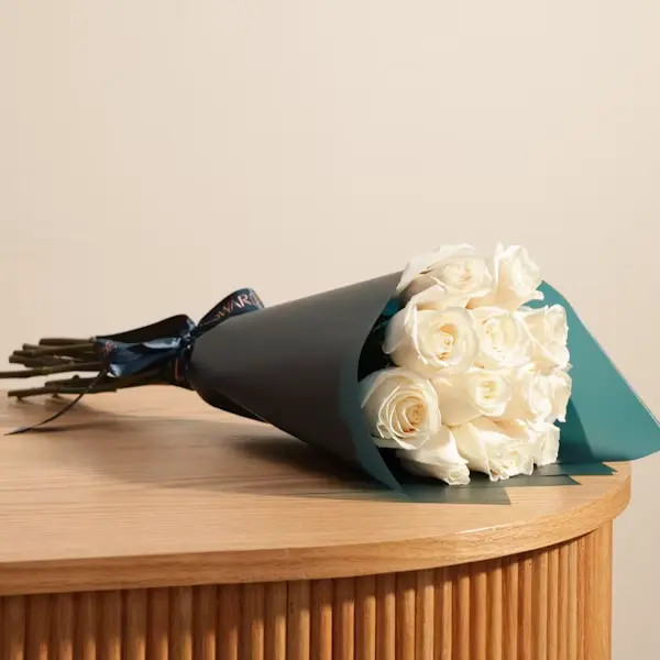  White Roses in Glass Vase | Code 127